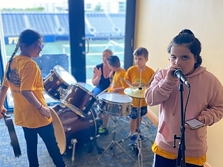 Singer-Performing